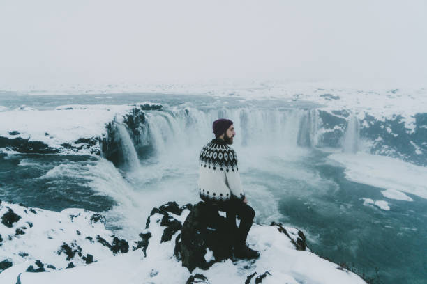 冬天看瀑布風景的人 - skaftafell national park 個照片及圖片檔