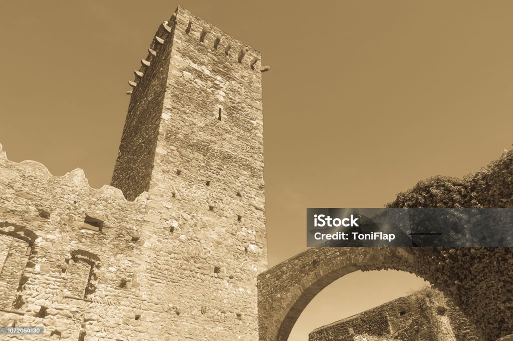 The Romanesque abbey of Sant Pere de Rodes, in the municipality of El Port de la Selva. Girona, Catalonia The Romanesque abbey of Sant Pere de Rodes in Cap de Creus Natural park. It is a former Benedictine monastery in the comarca of Alt Emporda, in the North East of Catalonia, Spain. Ancient Stock Photo