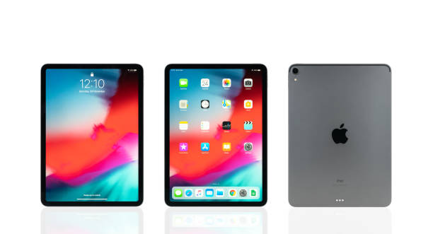 zdjęcie studyjne nowego apple ipad pro 2018 w kolorze szarym, wyświetlacz domu i ekran blokady oraz logo z tyłu. izoluj na białym tle - the new ipad zdjęcia i obrazy z banku zdjęć