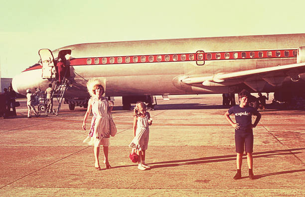 foto vintage di una famiglia che sale a bordo di un aereo - 1970s style immagine foto e immagini stock