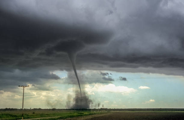 strong tornado over the plains of eastern colorado - tornado imagens e fotografias de stock