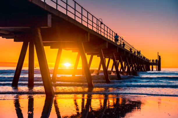 cais da praia de glenelg iconic ao pôr do sol - sul da austrália - fotografias e filmes do acervo