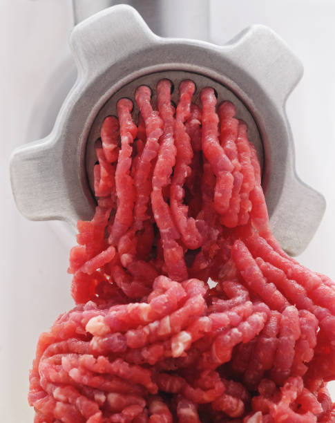 肉ミンチ機械とキッチンで研削するプロセス。 - meat grinder ground beef meat ストックフォトと画像