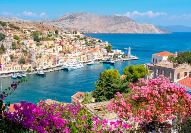 symi miasto pejzaż, wyspy dodekanezu, grecja - summer beach multi colored vacations zdjęcia i obrazy z banku zdjęć