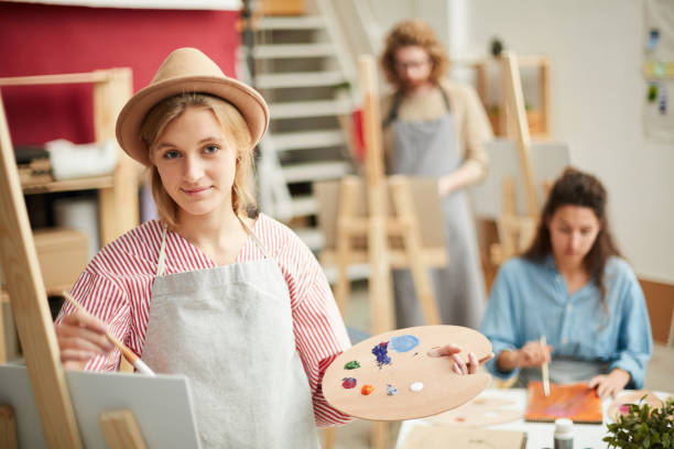 istock Girl with palette 1072131110