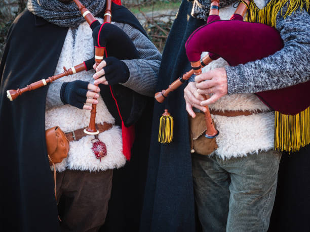 jogadores de gaita de foles ao ar livre. - scottish music - fotografias e filmes do acervo