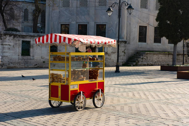 istock Cart with simits Turkish bagels in Istanbul 1072164454