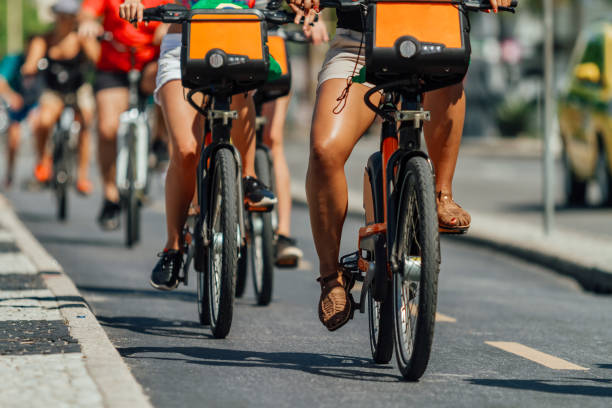 einige radfahrer durchlaufen einen radweg im stadtteil copacabana (rio de janeiro, brasilien) - brazil bicycle rio de janeiro outdoors stock-fotos und bilder