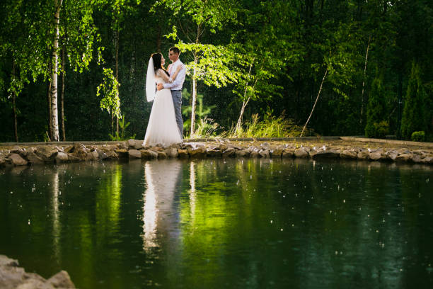 paar brautpaar in der dunkelheit auf dem hintergrund der lichtblitz - romantic scene flash stock-fotos und bilder