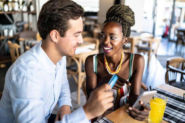 istock Couple using credit card in cafeteria 1072169144