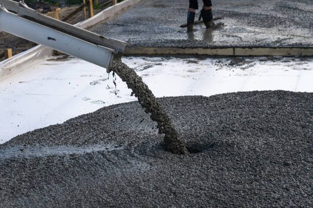 los trabajadores pour la fundación para la construcción de un edificio residencial con mezcladoras de concreto móviles. - construction concrete large building activity fotografías e imágenes de stock