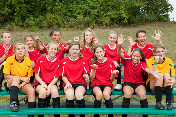 girls soccer team - tiener fotos stockfoto's en -beelden