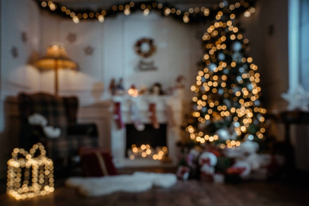 stanza di natale sfocata di notte - fireplace christmas candle holiday foto e immagini stock