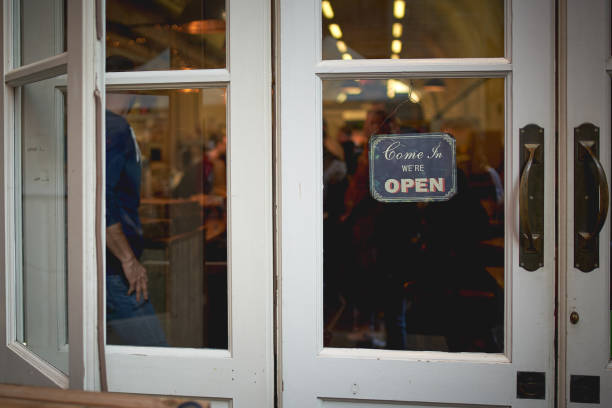 abrir cartel en una puerta café con un marco blanco de madera. - puerta negocio fotografías e imágenes de stock