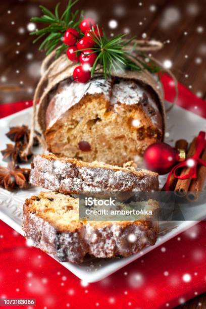 Photo libre de droit de Nature Morte Avec Une Partie De Gâteau Savoureux banque d'images et plus d'images libres de droit de Aliment - Aliment, Aliments et boissons, Anis