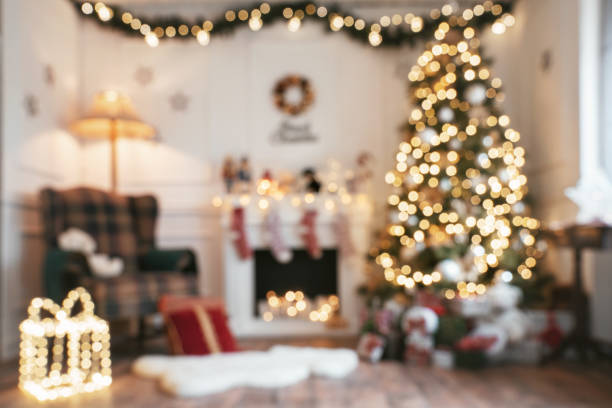 дефокусированная яркая рождественская комната - подарок фотографии стоковые фото и изображения