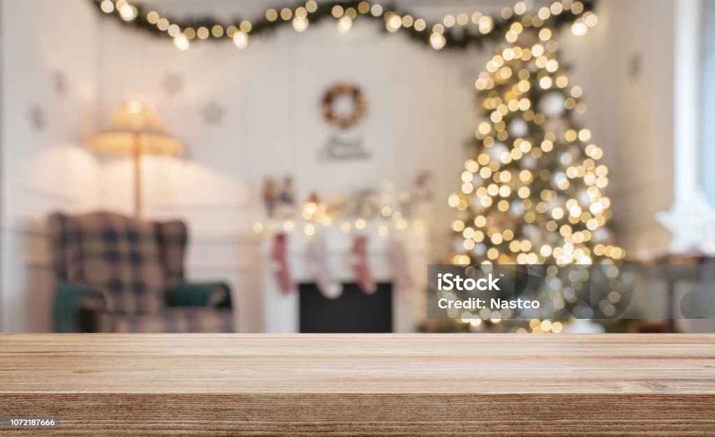 Leere Holztisch über defokussierten Weihnachten Hintergrund - Lizenzfrei Weihnachten Stock-Foto