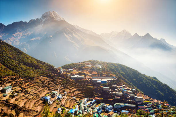 ヒマラヤ山脈、ネパール、ナムチェ バザール村の眺め。 - namche bazaar ストックフォトと画像