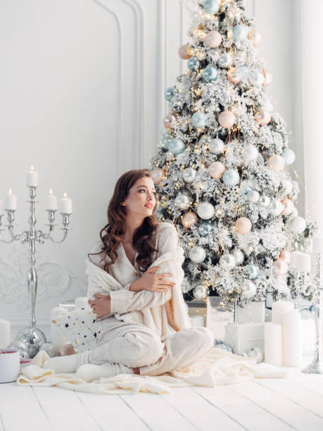 크리스마스 treea 근처 아늑한 분위기에 앉아 아름 다운 여자 - beautiful women gift christmas 뉴스 사진 이미지