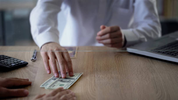istock Man exchanging japanese yen for dollars, currency transaction, changer service 1072208100