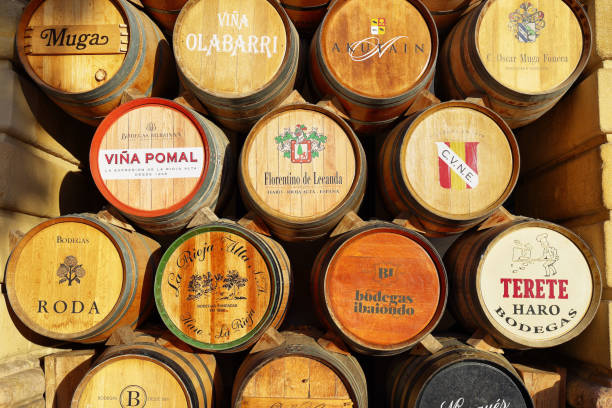 beczki wina z wielkich bodegas lub winiarni haro, la rioja, hiszpania - alcohol wine barrel la rioja zdjęcia i obrazy z banku zdjęć