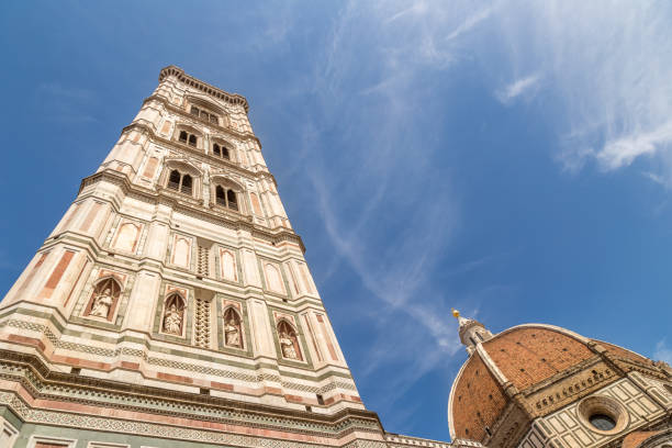 kathedrale von florenz und bell tower in der nacht. toskana, italien - italy bell tower built structure building exterior stock-fotos und bilder