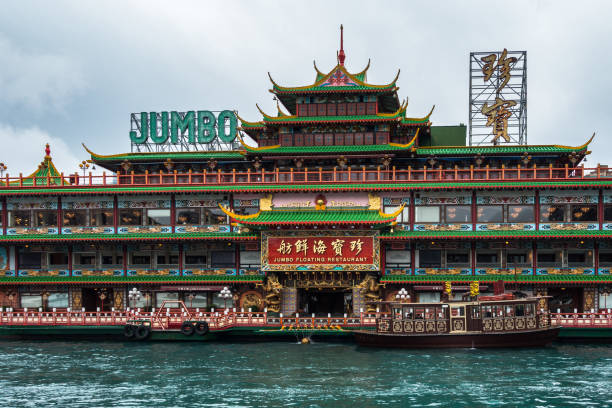 o restaurante flutuante jumbo é uma da atração mais popular em hong kong. aberdeen, ilha de hong kong, hong kong, janeiro de 2018 - floating restaurant - fotografias e filmes do acervo