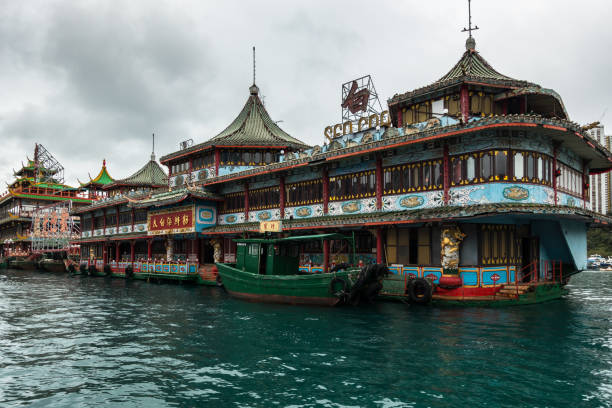 restaurante do jumbo é um grande restaurante flutuante e atração turística muito popular no porto de aberdeen, hong kong - floating restaurant - fotografias e filmes do acervo