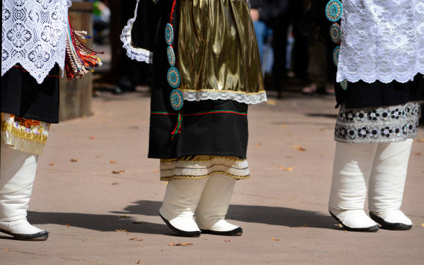 bailarines nativos americanos - indigenous peoples day fotografías e imágenes de stock