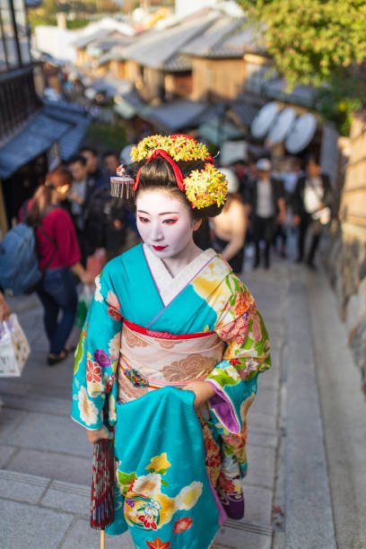 maiko apprentice geisha sale le scale a gion, kyoto - stage makeup make up women body paint foto e immagini stock