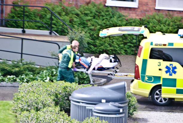 svenska första responders sköta sjuka utanför ett bostadshus i nacksta - sundsvall, sverige - sjuksköterska sverige bildbanksfoton och bilder