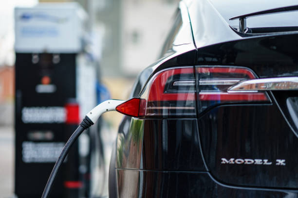 electric car tesla model x is charging on street charge station in uk. - editorial horizontal close up uk imagens e fotografias de stock