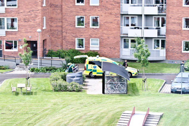 svenska första responders sköta sjuka utanför ett bostadshus i nacksta - sundsvall, sverige - sjuksköterska sverige bildbanksfoton och bilder