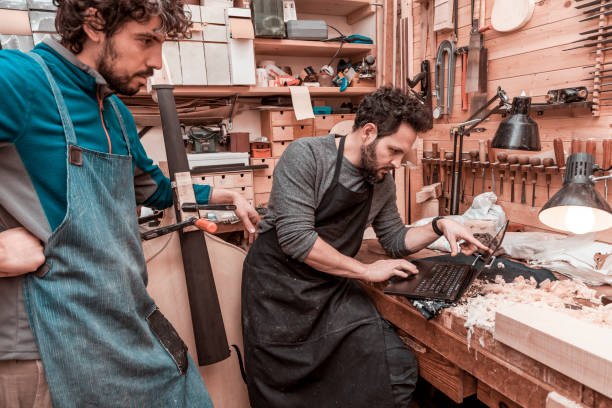 violinmakers dos artesanos comprobación de datos - making craftsperson italian music musical instrument fotografías e imágenes de stock