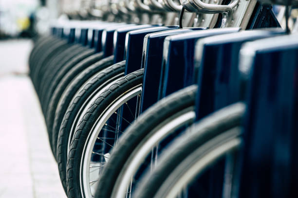 una fila di santander noleggia biciclette parcheggiate a londra - rack railway foto e immagini stock