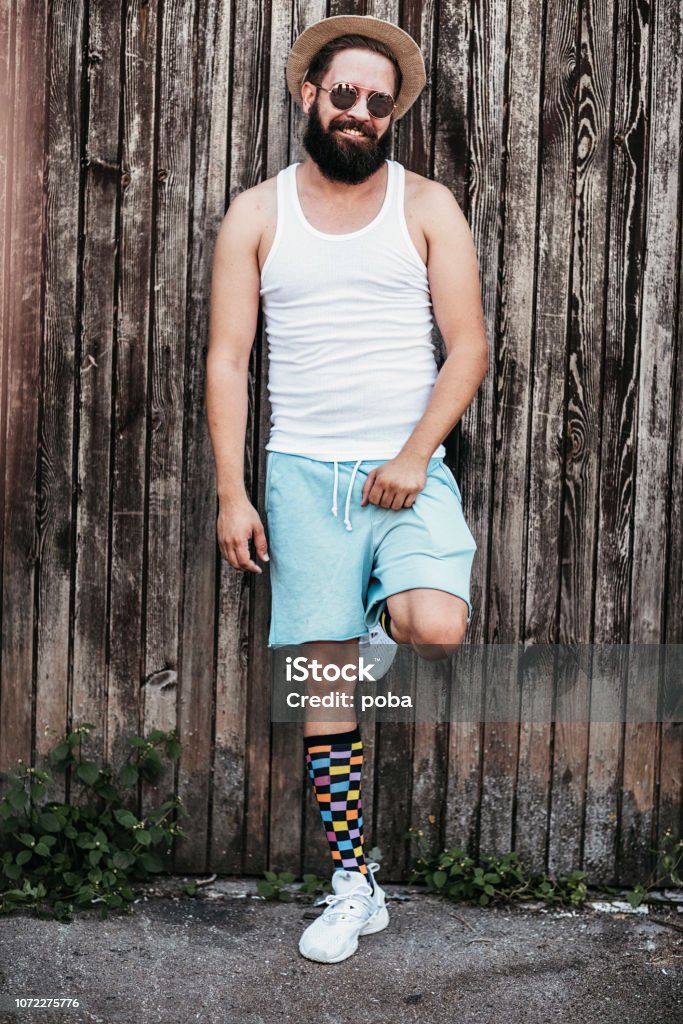 De Sonriente Hombre En Colorida Del Verano Casual Hipster Foto de stock y banco de imágenes de Adolescente - iStock