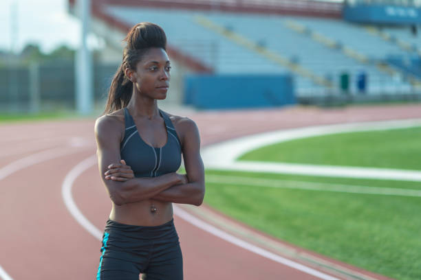 ランニング トラックの黒い運動選手 - running track women running spring ストックフォトと画像