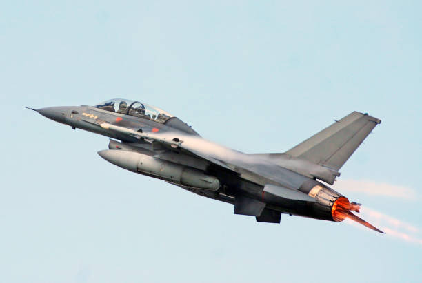f-16 fighting falcon postbruciatore completo - fighter plane jet military airplane afterburner foto e immagini stock