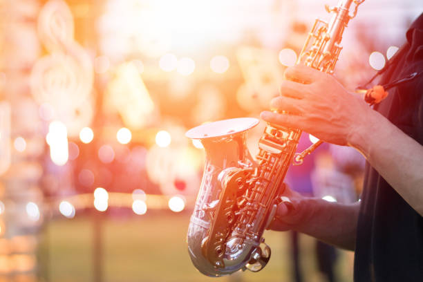 dia internacional de jazz e festival de jazz do mundo. saxofone, instrumento de música tocado pelo músico de jogador saxofonista no fest. - close up musical instrument saxophone jazz - fotografias e filmes do acervo