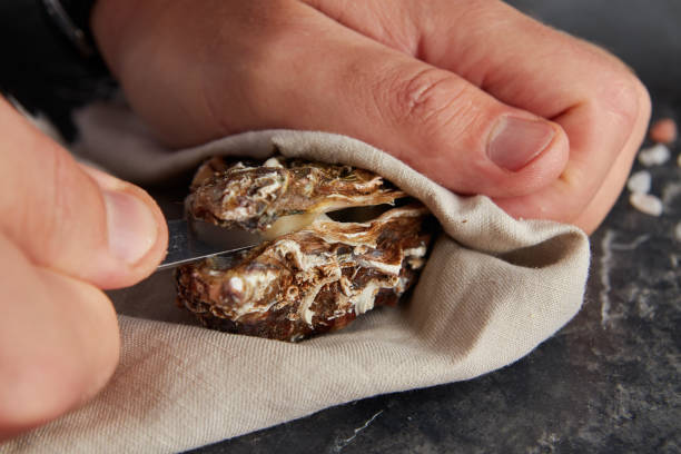 男オープニング フレッシュオイ スター - prepared oysters prepared shellfish shucked seafood ストックフォトと画像