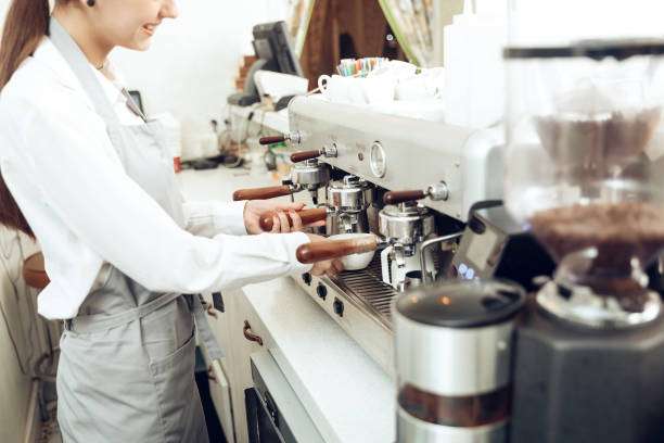 close up of female barista preparing coffee - espresso women cup drink imagens e fotografias de stock