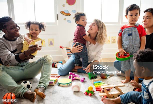 Photo libre de droit de Divers Enfants Profitant Jouant Avec Des Jouets banque d'images et plus d'images libres de droit de Enfant - Enfant, Parents, Maternelle