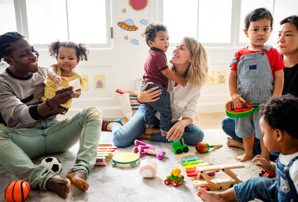 diversas crianças desfrutando de brincar com brinquedos - music lesson - fotografias e filmes do acervo