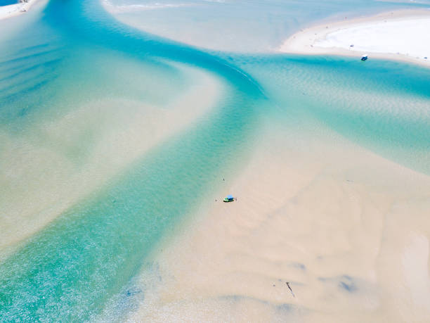 eine luftaufnahme des noosa river an einem klaren tag mit blauem wasser - coastline noosa heads australia landscape stock-fotos und bilder