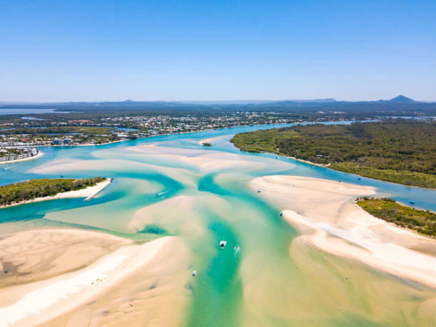 eine luftaufnahme des noosa river an einem klaren tag mit blauem wasser - coastline noosa heads australia landscape stock-fotos und bilder