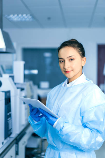 young female scientist working in the laboratory - department of health and human services imagens e fotografias de stock