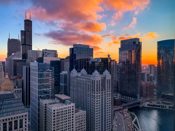 cidade de chicago, ao pôr do sol no centro de loop ao longo do rio chicago e wacker drive - trem elevado - fotografias e filmes do acervo