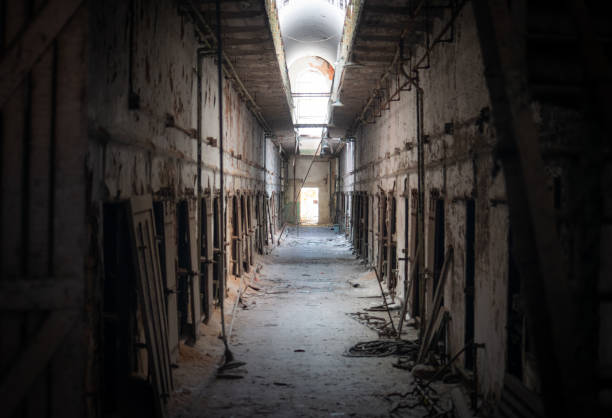 버려진된 감옥 셀 블록 - prison cell prison bars corridor photography 뉴스 사진 이미지
