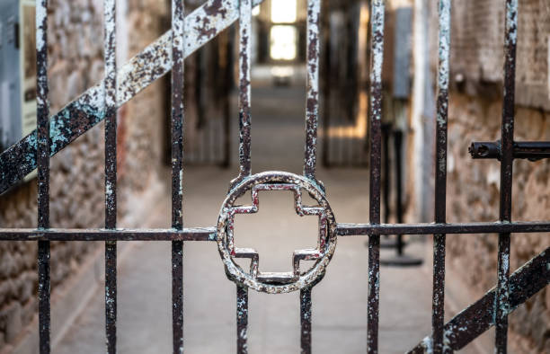 버려진된 감옥 병원 - prison cell prison bars corridor photography 뉴스 사진 이미지