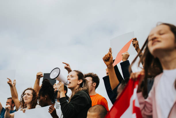 groupe d’activistes américains est protestant - screaming shouting women using voice photos et images de collection